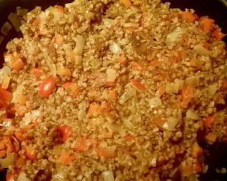 Каша гречневая с овощами и тушенкой