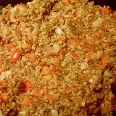 Каша гречневая с овощами и тушенкой