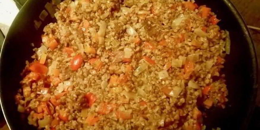 Рецепт каши гречневой с овощами и тушенкой