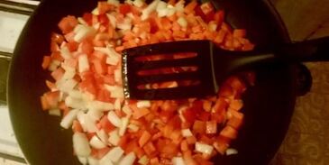 каша гречневая с овощами и тушенкой