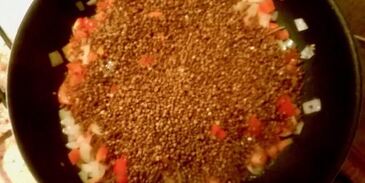 каша гречневая с овощами и тушенкой