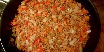 каша гречневая с овощами и тушенкой