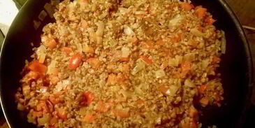 каша гречневая с овощами и тушенкой