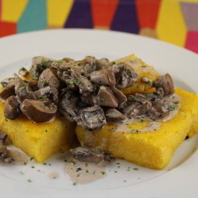 Жареная полента в соусе из лесных грибов и чеснока