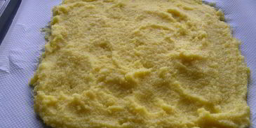 жареная полента в соусе из лесных грибов и чеснока