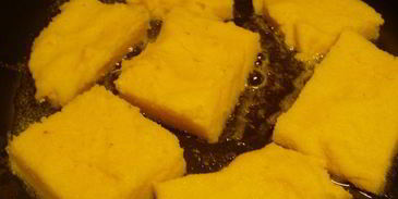 жареная полента в соусе из лесных грибов и чеснока