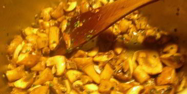 жареная полента в соусе из лесных грибов и чеснока