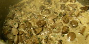 жареная полента в соусе из лесных грибов и чеснока