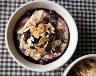 Овсяная каша с душистыми пряностями и черничным компотом