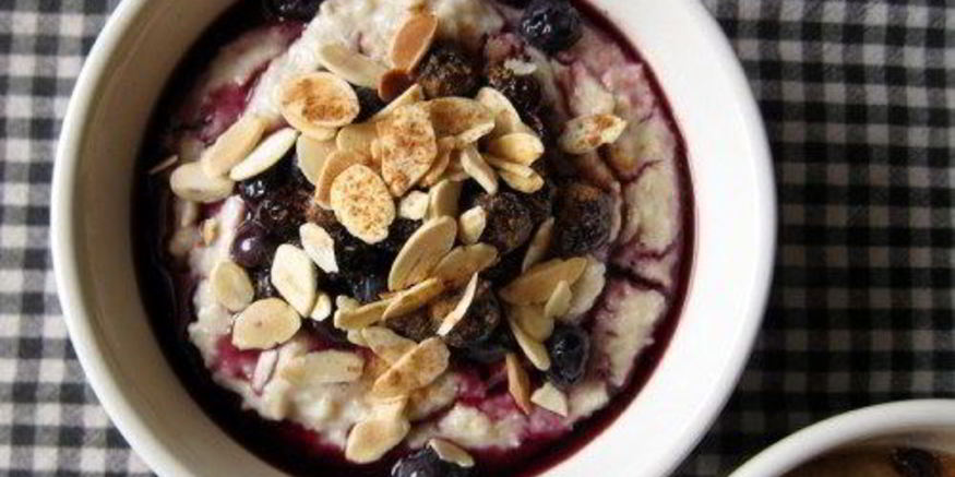 Рецепт овсяной каши с душистыми пряностями и черничным компотом