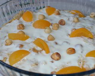 Хрустящая овсянка с йогуртом, персиками и абрикосами