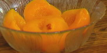 хрустящая овсянка с йогуртом, персиками и абрикосами