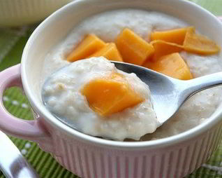 Кокосовая овсяная каша с манго и засахаренным имбирем