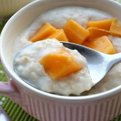 Кокосовая овсяная каша с манго и засахаренным имбирем