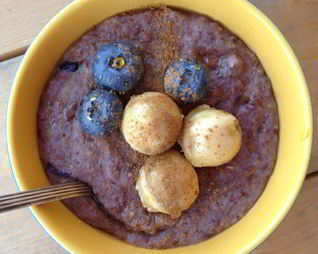 Овсяная каша с бананом, голубикой и кленовым сиропом