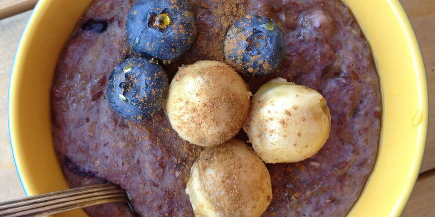 Рецепт овсяной каши с бананом, голубикой и кленовым сиропом