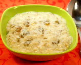 Овсяная каша с изюмом