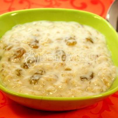 Овсяная каша с изюмом