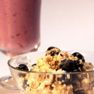 Рецепт Овсяной каши с орехами и питьевой йогурт с черникой