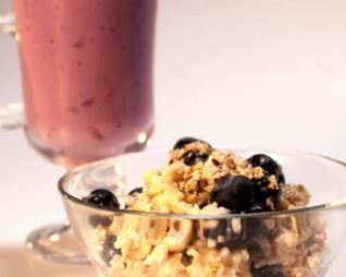 Овсяная каша с орехами и питьевой йогурт с черникой