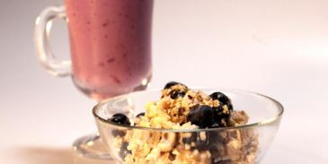 овсяная каша с орехами и питьевой йогурт с черникой