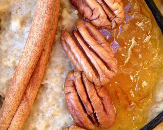 Овсяная каша с пряностями, пеканом и апельсиновым джемом