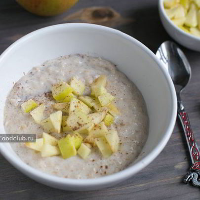 Овсяная каша с яблоками и корицей