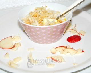 Овсяная каша с яблоками