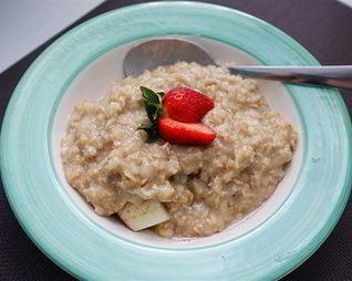 Овсяная каша с яблоком и корицей