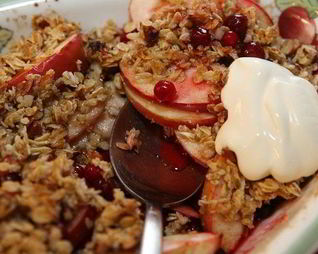 Овсянка с яблоками, клюквой и орехами пекан