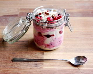 Овсянка в банке с отрубями и фруктами