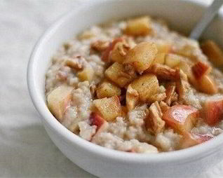 Простая овсяная каша с яблоками и медом