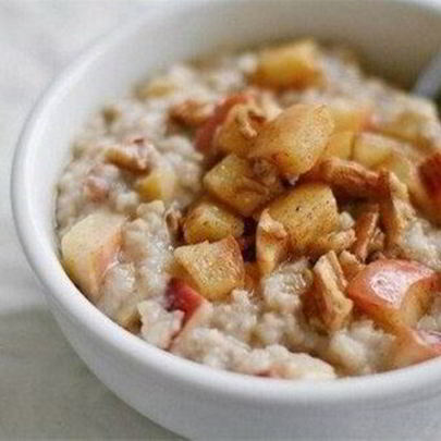 Простая овсяная каша с яблоками и медом
