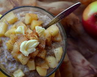 Пшеничная каша с томлеными яблоками
