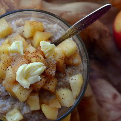 Пшеничная каша с томлеными яблоками