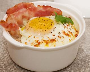 Сытная злаковая каша с яйцом и беконом