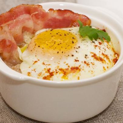 Сытная злаковая каша с яйцом и беконом