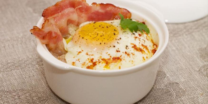 Рецепт сытной злаковой каши с яйцом и беконом
