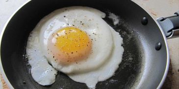 сытная злаковая каша с яйцом и беконом