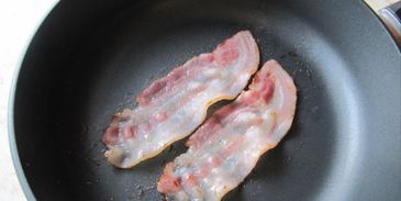 сытная злаковая каша с яйцом и беконом