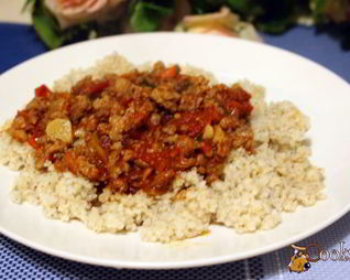 Ячневая каша с мясным соусом