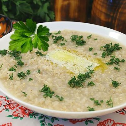 Жидкая ячневая каша на молоке