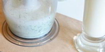 айран с огурцами и зеленью