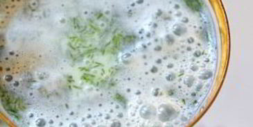 айран с огурцами и зеленью