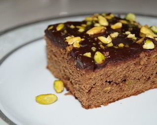 Брауни с фисташками и шоколадной глазурью с кленовым сиропом