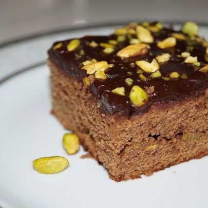 Брауни с фисташками и шоколадной глазурью с кленовым сиропом
