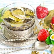 Рецепт Чая из сушеных листьев малины, клубники и смородины