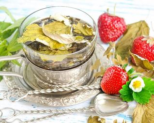 Чай из сушеных листьев малины, клубники и смородины