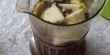 чай с имбирем, лимоном и яблоками