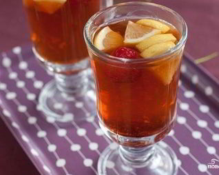 Имбирный чай с клубникой